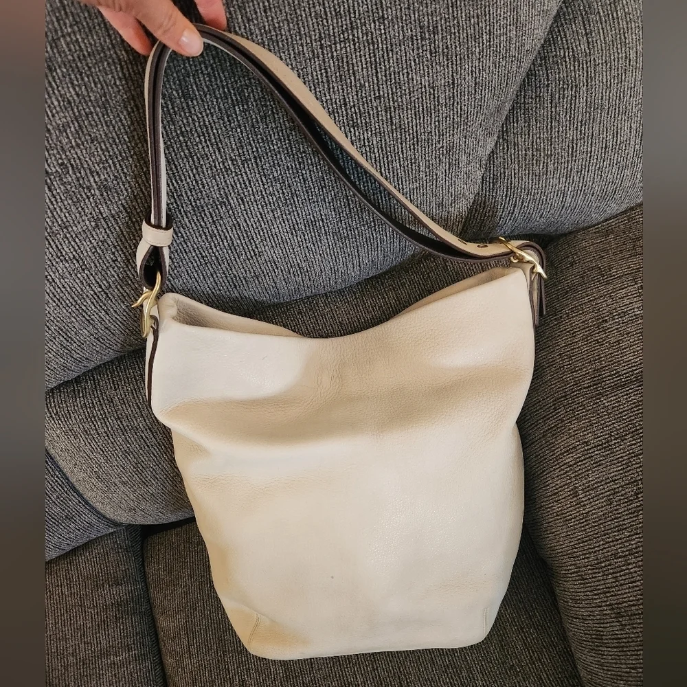 Vintage Coach Elegant Cream Leather Shoulder/ crossbody Bag, large
